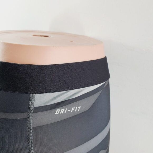 Nike Pro Womens Black White Striped Dri Fit Activewear Capri Pants Size Medium - Picture 4 of 9